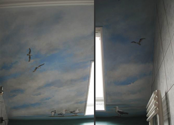 Peinture murale d'un ciel nuageux avec des mouettes, dans une salle-de-bain